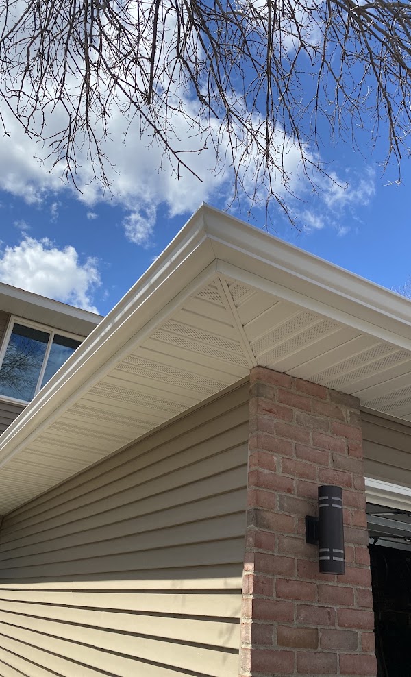 Seamless gutter on a brick and siding home
